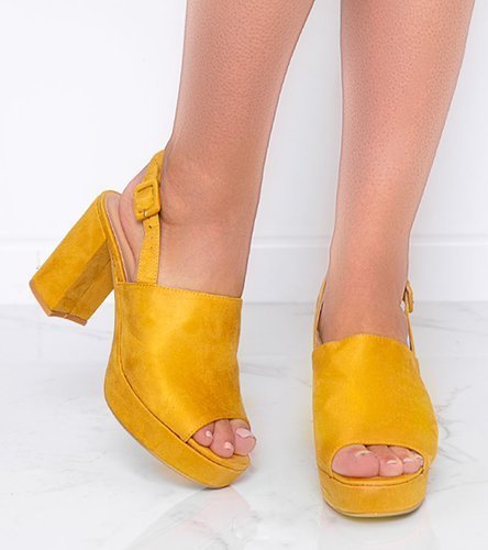 Sandály na jehlovém podpatku v hořčicové barvě Chikie
