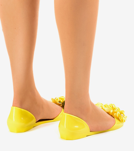 Žluté sandály s buřinkou a květinami AE20